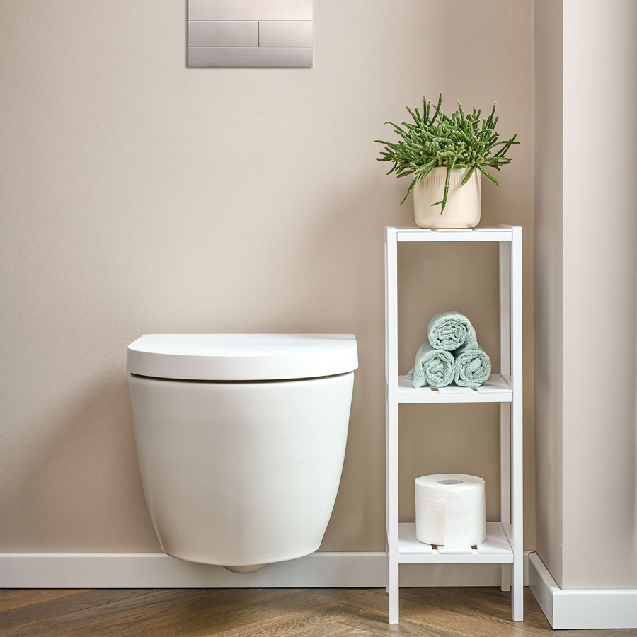 Modernes weisses Badregal aus Holz von Zeller Present mit mehreren Ablageflächen – ideal für Handtücher und Accessoires. Modernes weisses Badregal aus Holz von Zeller Present mit mehreren Ablageflächen – ideal für Handtücher und Accessoires.