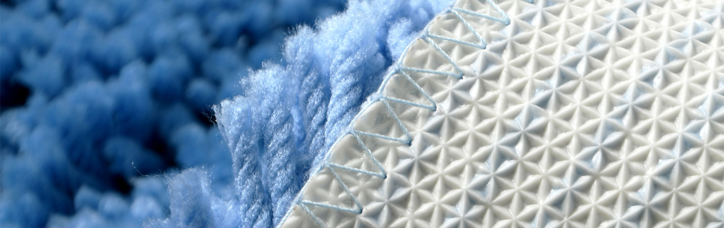 Badteppich mit rutschfester Unterseite und weichem, dichtem Flor für mehr Sicherheit im Bad Badteppich mit rutschfester Unterseite und weichem, dichtem Flor für mehr Sicherheit im Bad