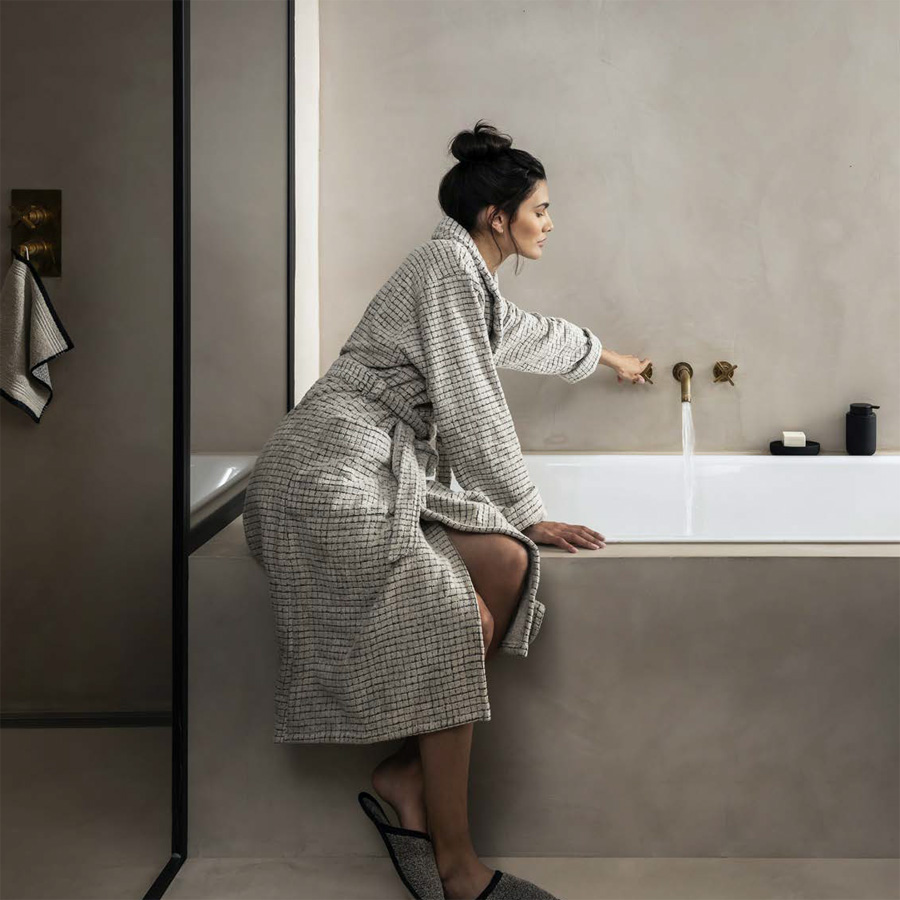 Badezimmer in warmen Braun- und Beiget&ouml;nen mit weichen Frottiert&uuml;chern