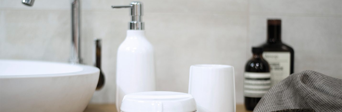 Kleines, aber feines Badezimmer mit Spiegel, Badaccessoires, Duschvorhang und hellen Farben Kleines, aber feines Badezimmer mit Spiegel, Badaccessoires, Duschvorhang und hellen Farben