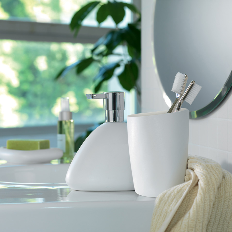 Kleines, aber feines Badezimmer mit Spiegel, Badaccessoires, Duschvorhang und hellen Farben Kleines, aber feines Badezimmer mit Spiegel, Badaccessoires, Duschvorhang und hellen Farben