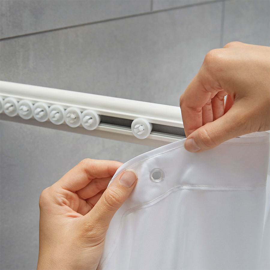 Weisser XXL-Duschvorhang an verschraubter Duschvorhangstange mit Ringen im Badezimmer