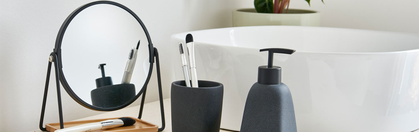 Schminkspiegel in Schwarz für das Badezimmer