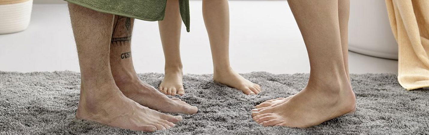 Flauschiger Badteppich mit rutschhemmender Beschichtung