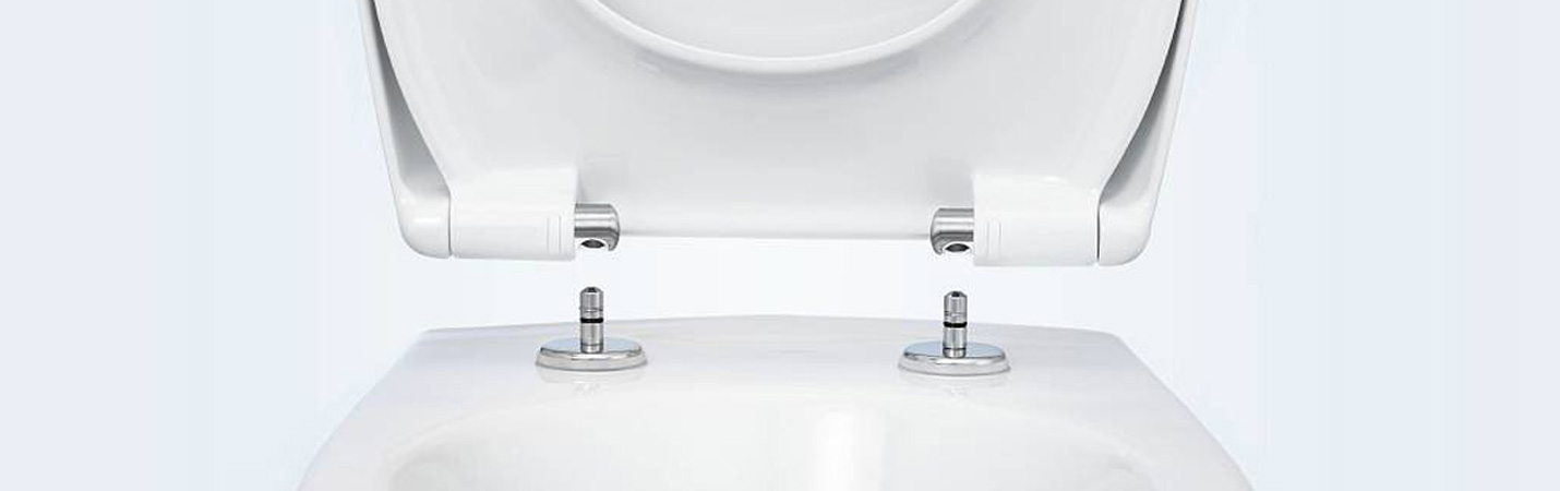 Detailaufnahme der TakeOff-Funktion bei WC-Sitz – abnehmbarer WC-Sitz zur einfachen und hygienischen Reinigung Detailaufnahme der TakeOff-Funktion bei WC-Sitz – abnehmbarer WC-Sitz zur einfachen und hygienischen Reinigung