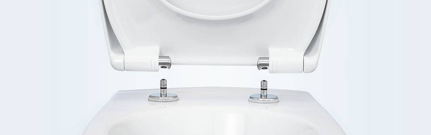 Detailaufnahme der QuickRelease-Funktion bei WC-Sitz &ndash; abnehmbarer WC-Sitz zur einfachen und hygienischen Reinigung